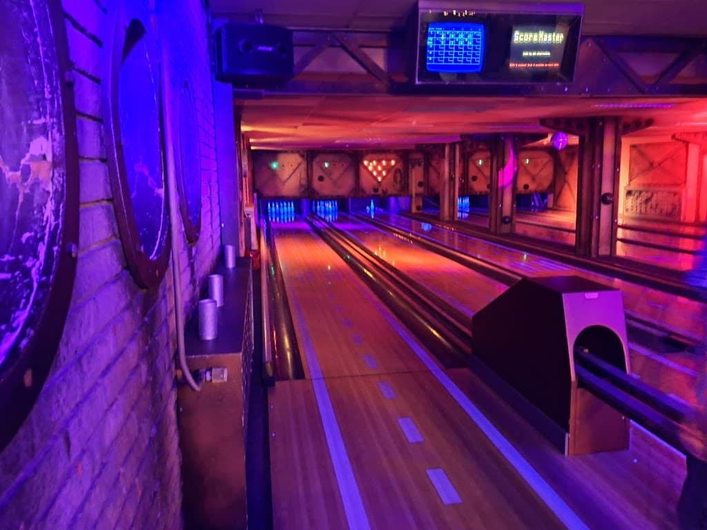 Bowling Strike & Stones