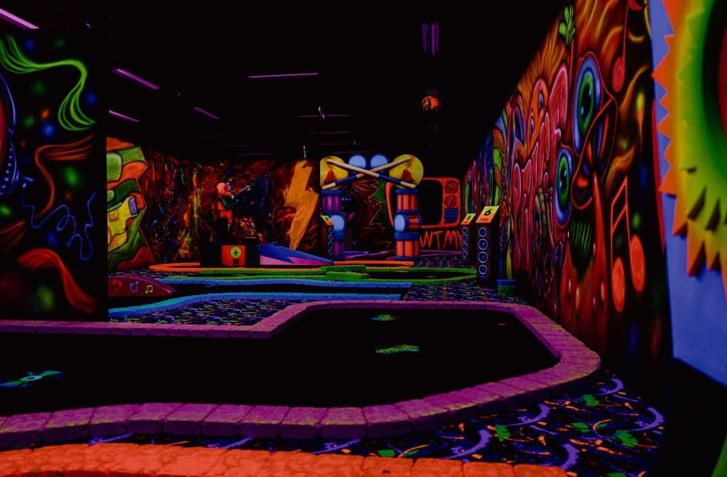 GlowGolf® Almere | glow in the dark minigolf